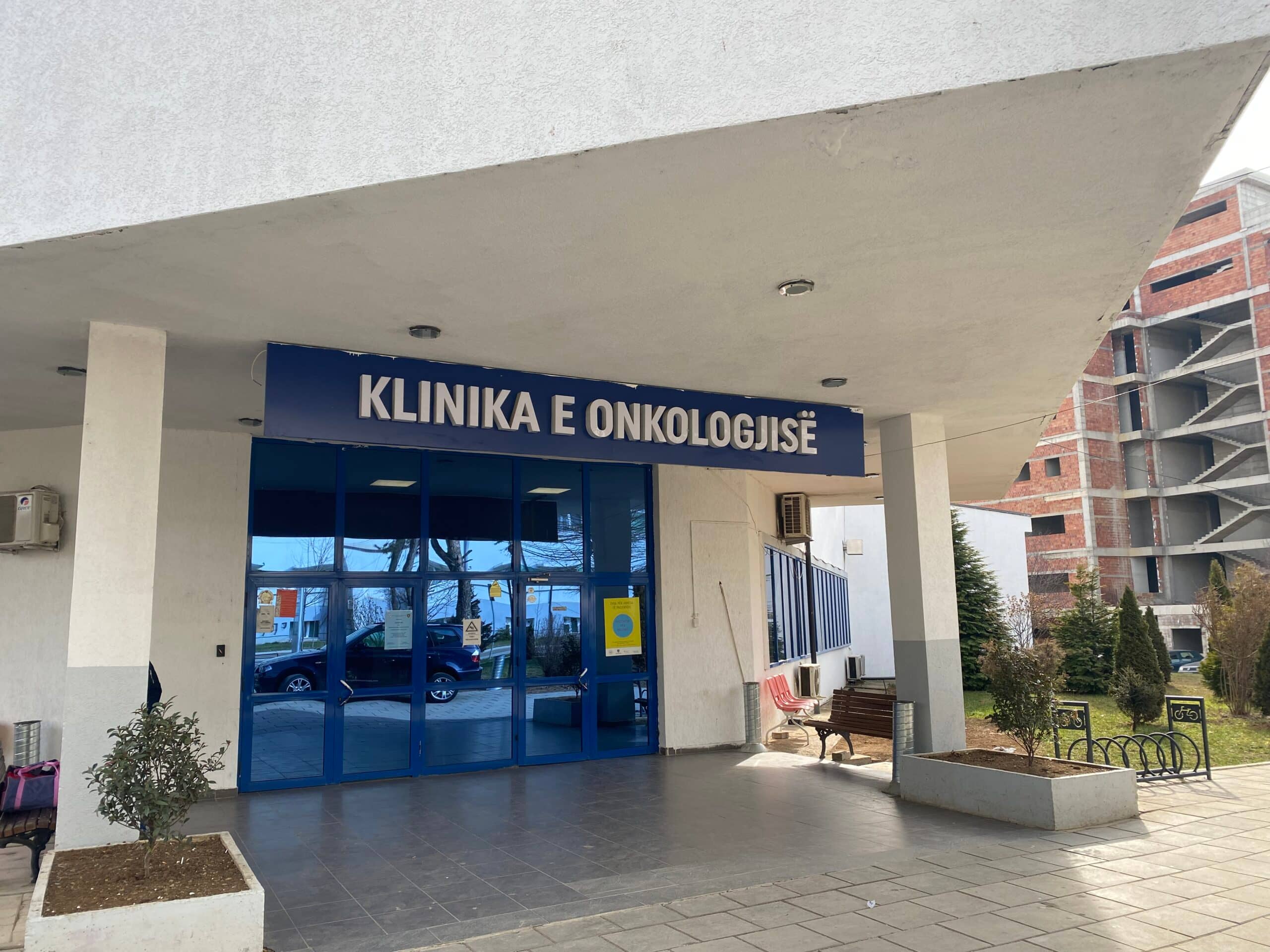 “Zor boll të udhëtohet për në Prishtinë”, të sëmurit nga kanceri kërkojnë që shërbimet t’u ofrohen në spitalet rajonale