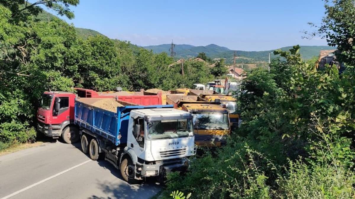 Aktakuzë ndaj gjashtë serbëve për barrikadat në veri