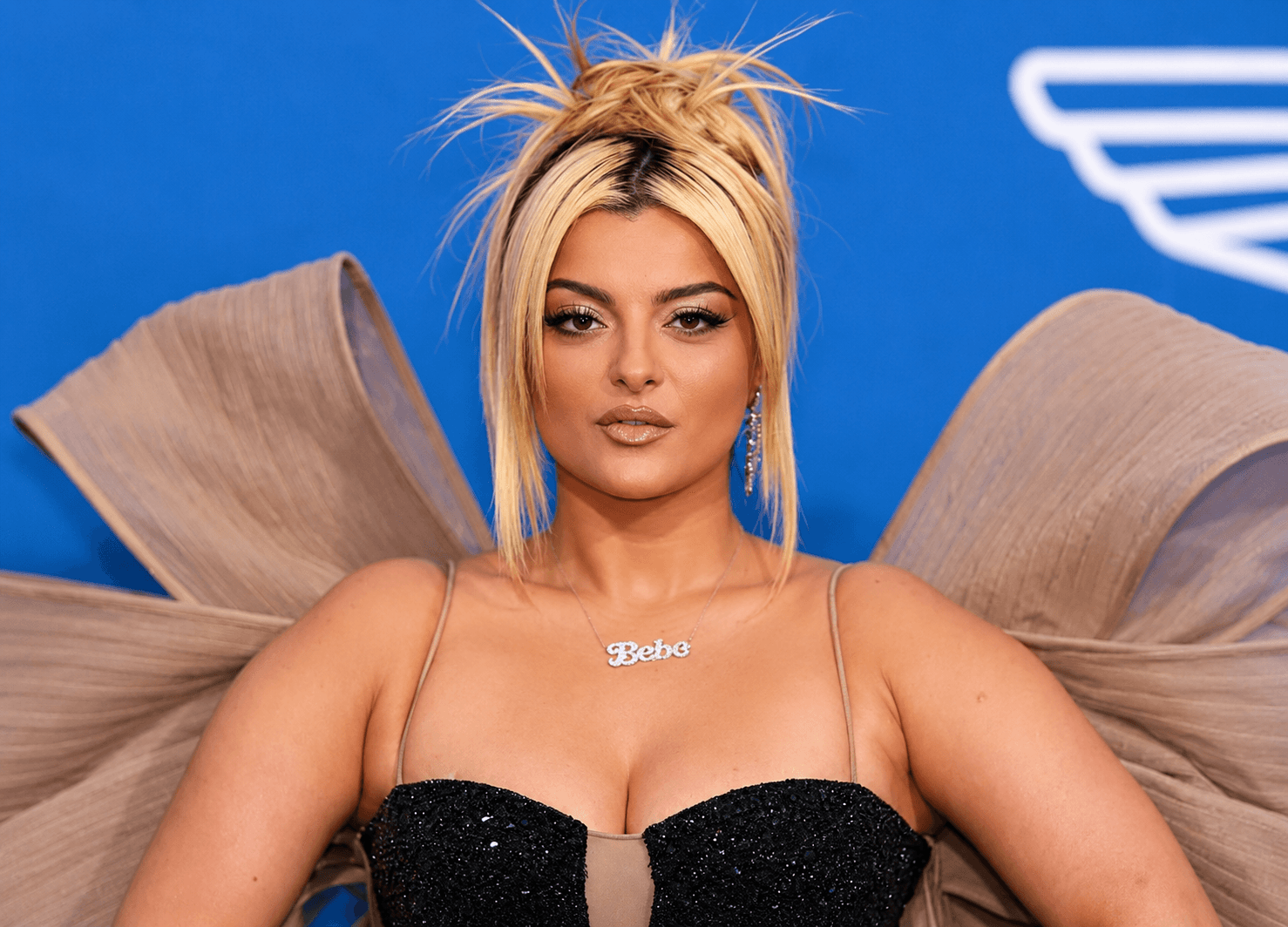 Bebe Rexha publikon fotografi të rralla nga dasma shqiptare e prindërve, fansat habiten nga pamja serioze e nënës
