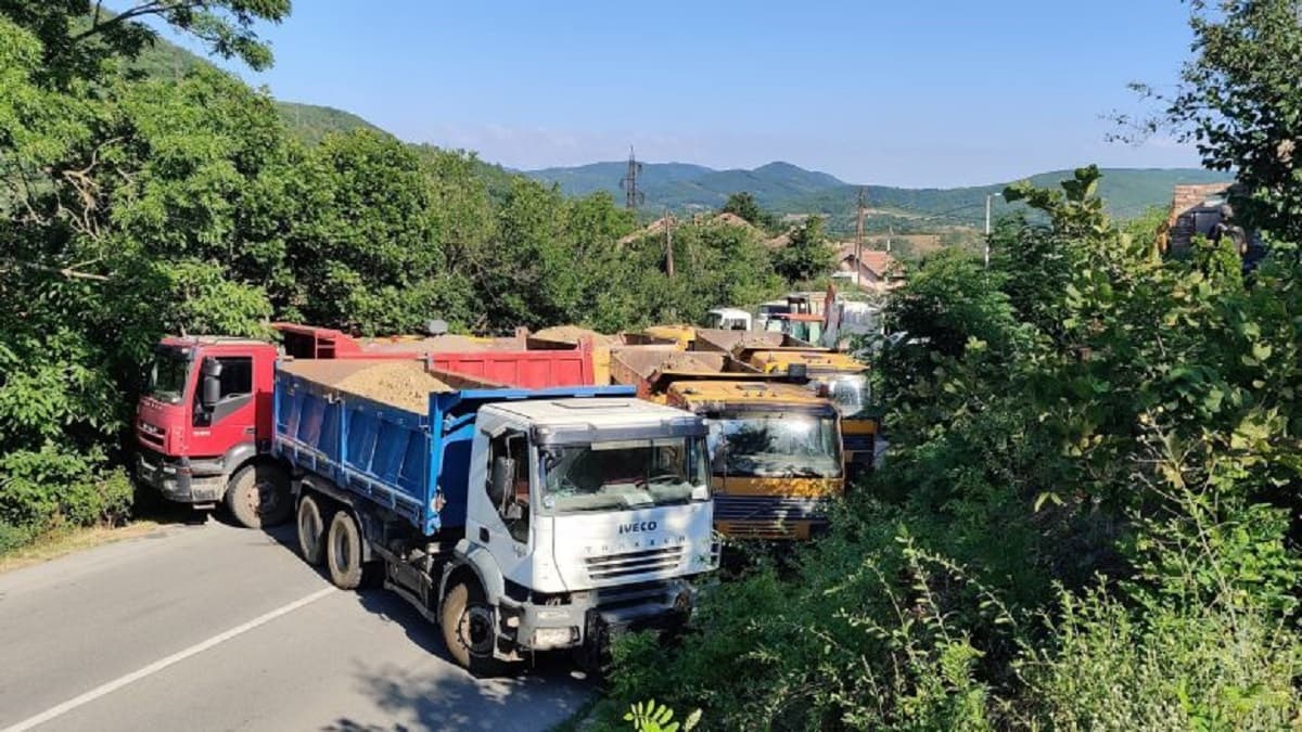 Aktakuzë ndaj gjashtë serbëve për barrikadat në veri