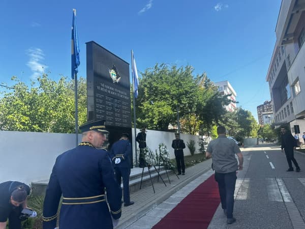 Krerët e shtetit nderojnë policët e rënë në detyrë