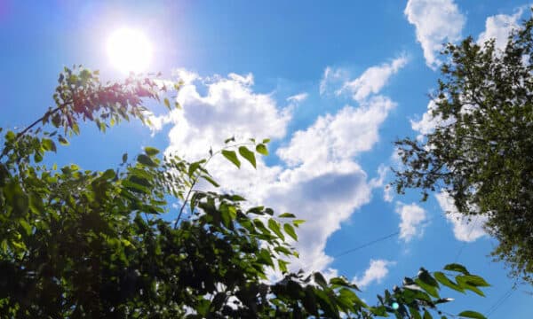 Diell e vranësira të pakta sot, maksimalja deri në 26 gradë