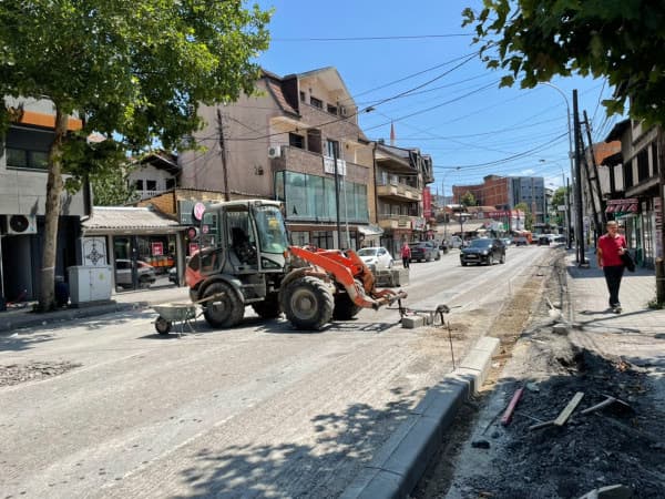 Qytetarët i bllokojnë punimet e komunës te “Xhamia e Llapit” në Prishtinë