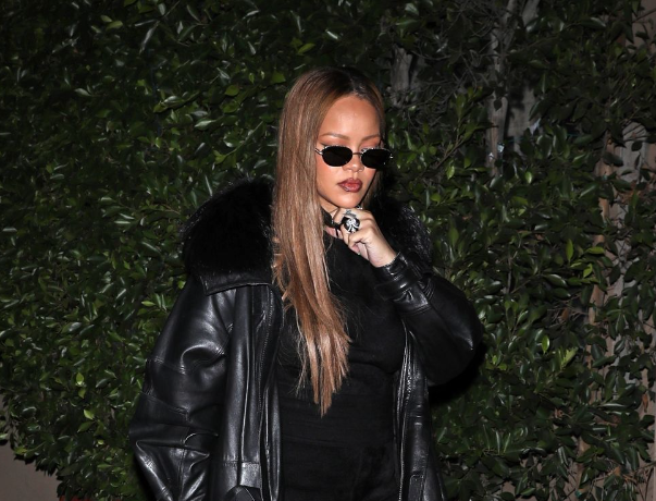 Raportuan se është shtatzënë  Rihanna komenton lajmet me ironi