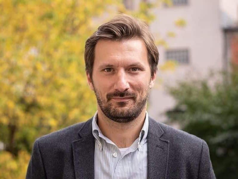 Nushi i PSD së  Ironia është se Shkëlzen Gashi e ka shitë librin e masakrave nëpër diasporë kah 55 franga