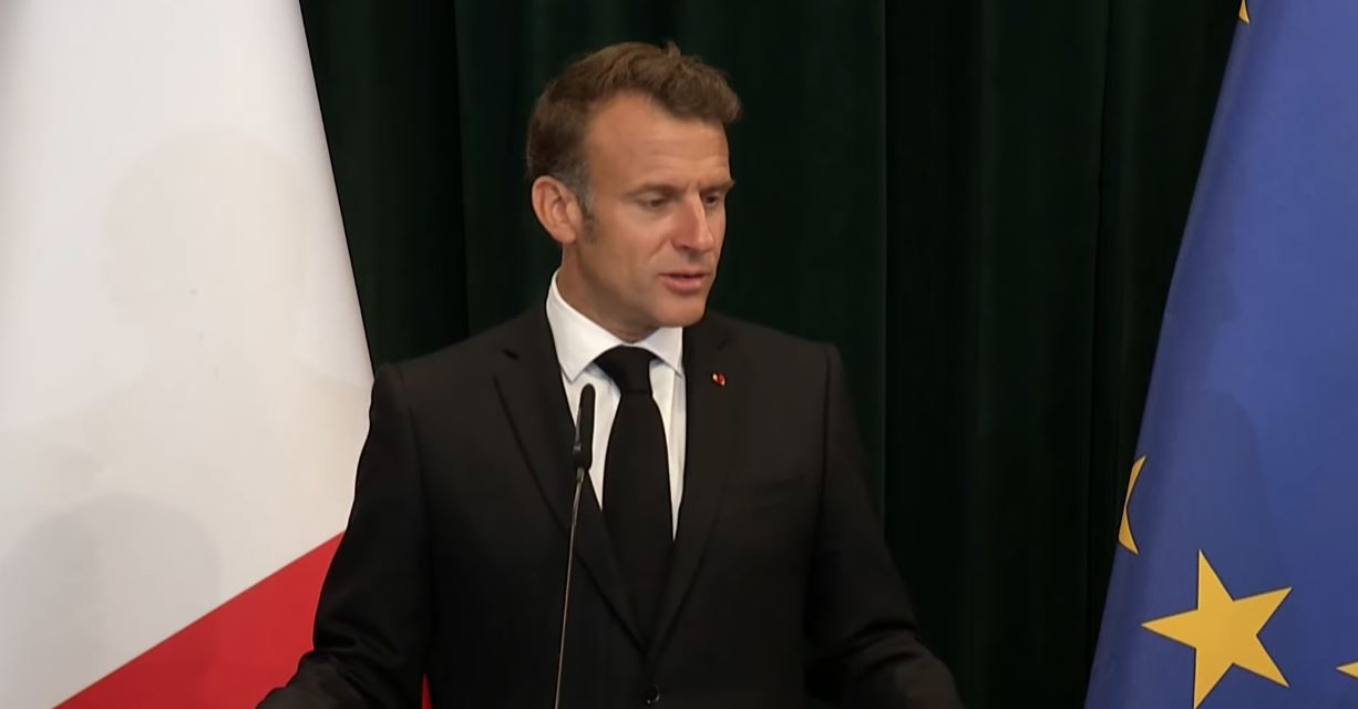 Macron njofton tërheqjen e plotë nga politika