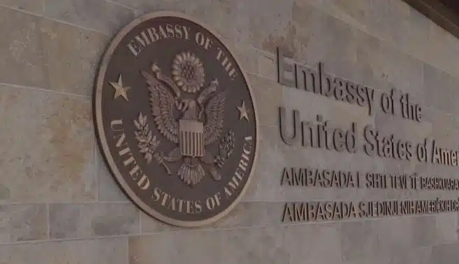 ambasada-amerikane-mirepret-marreveshjen-e-arritur-lidhur-me-zbatimin-e-ligjit-per-te-huajt