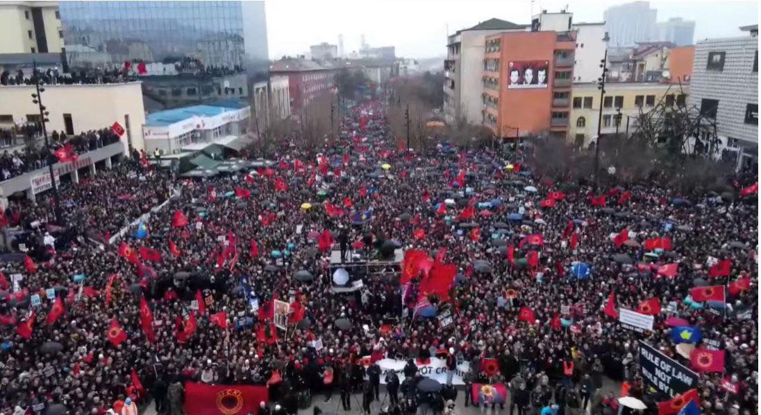 mbi-130-mije-qytetare-moren-pjese-ne-marshin-drejtesi-jo-politike