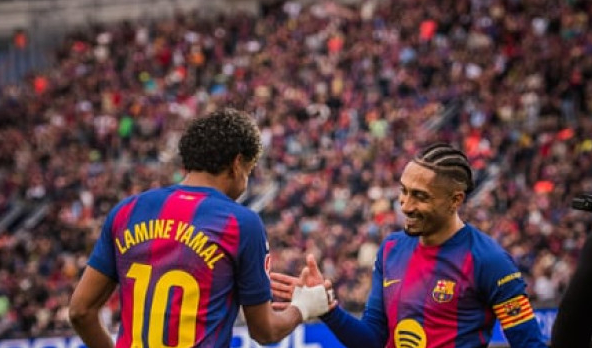 lamine-yamali-ia-ben-sefte-hat-trickut-barcelona-mposht-bindshem-villarealin