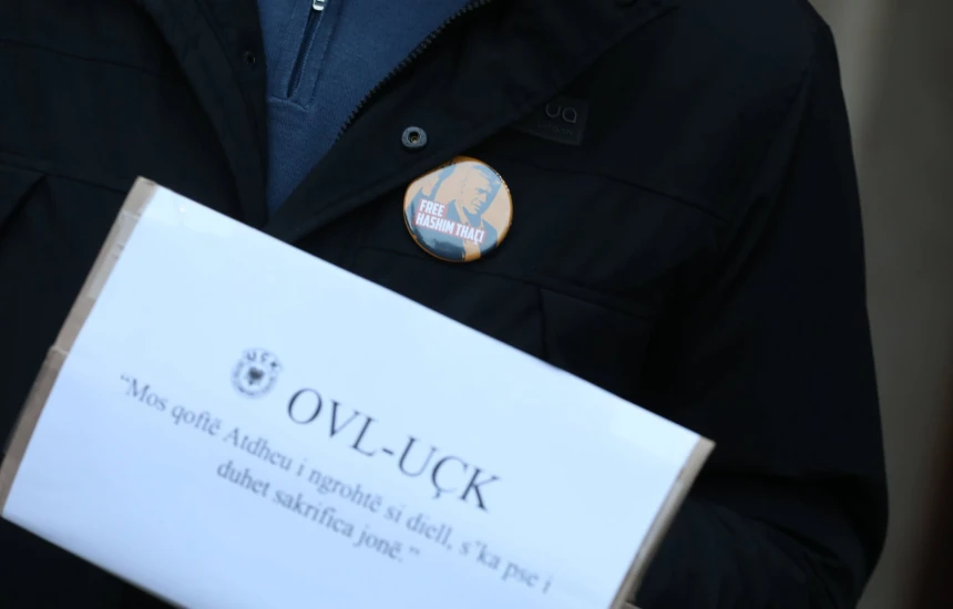 Deputetëve u dhurohen brosha me figurat e ish krerëve të UÇK së që po gjykohen në Hagë