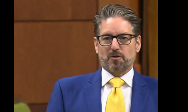 Deputeti kanadez  dhëndër i Kosovës  i veshur me ngjyrat e flamurit uron Ditën e Pavarësisë