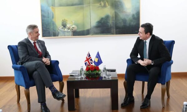  Presim angazhim në dialog   Hargreaves uron Kurtin