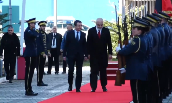 Rama pritet me nderime të larta shtetërore nga Kurti