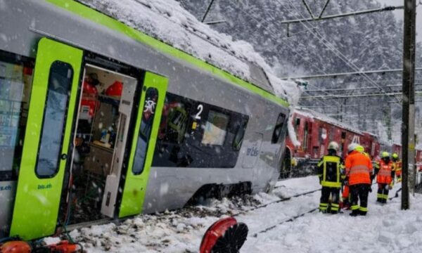 goditja-e-ortekut-e-nxjerr-nga-shinat-trenin-ne-valais-te-zvicres-pese-persona-te-lenduar