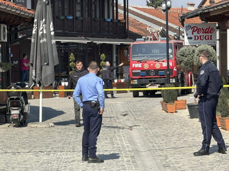 Dorëzohet në polici i dyshuari për vrasjen në Gjakovë