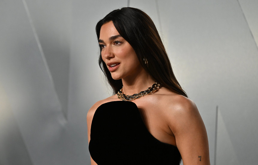 dua-lipa-flet-per-dosjet-epstein-po-perdoret-nje-lloj-perdeje-per-te-mbrojtur-dike