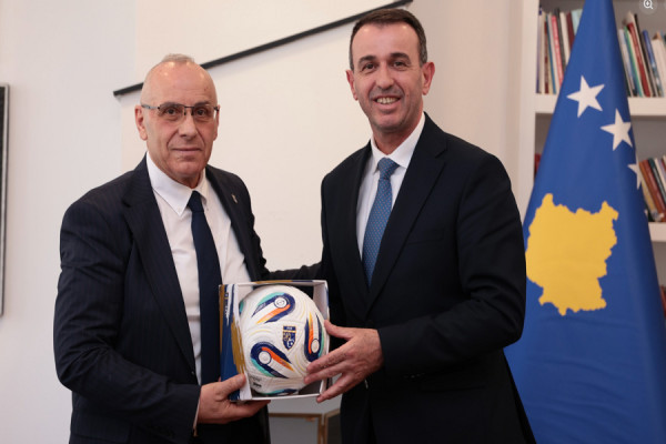 takohen-ademi-dhe-gashani-ne-fokus-stadiumet-dhe-zhvillimi-i-futbollit