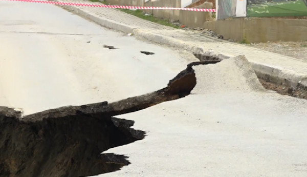 Shembja e dheut në një rrugë në Prishtinë lë pa rrymë një pjesë të kryeqytetit