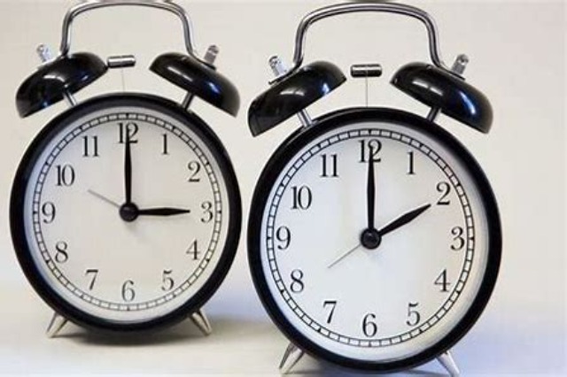 Nga nesër rikthehet ora verore  akrepat do të zhvendosen 60 minuta para