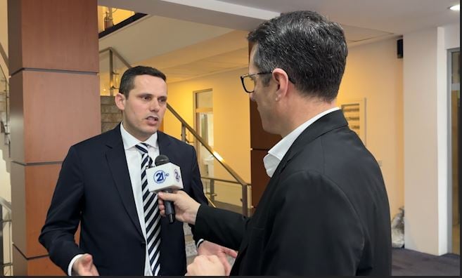 gruda-kurti-me-agjende-qe-vendi-te-mbahet-i-bllokuar