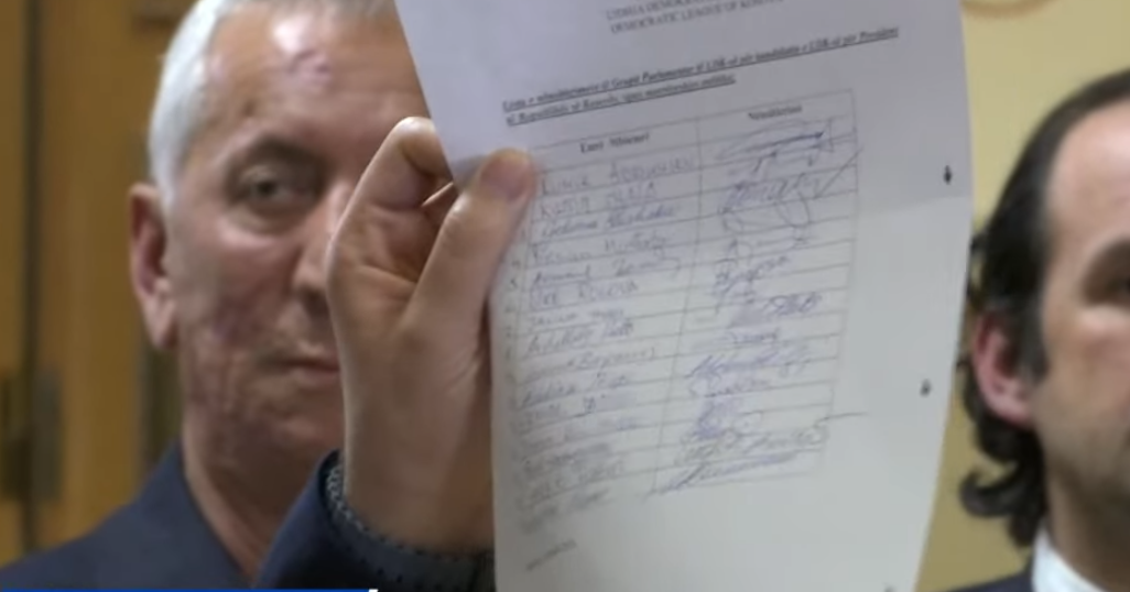 Lumir Abdixhiku i prezanton 15 nënshkrimet e LDK së për kandidat për President