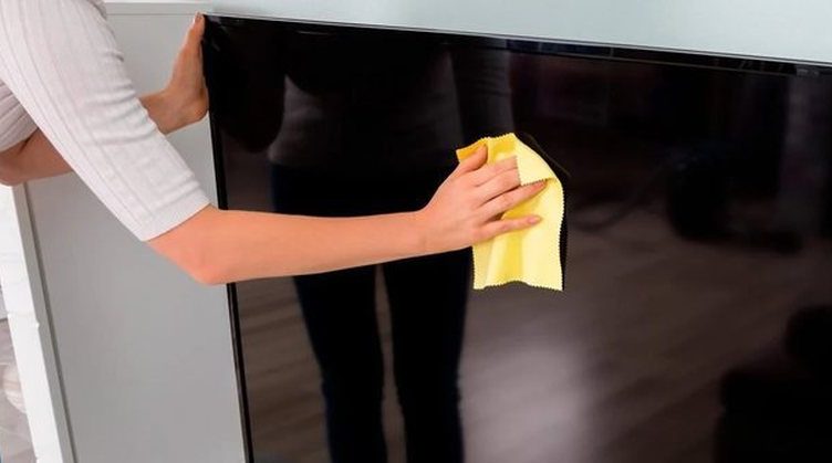 Si të pastroni ekranin e TV  laptopit apo celularit tuaj pa i gërvishtur