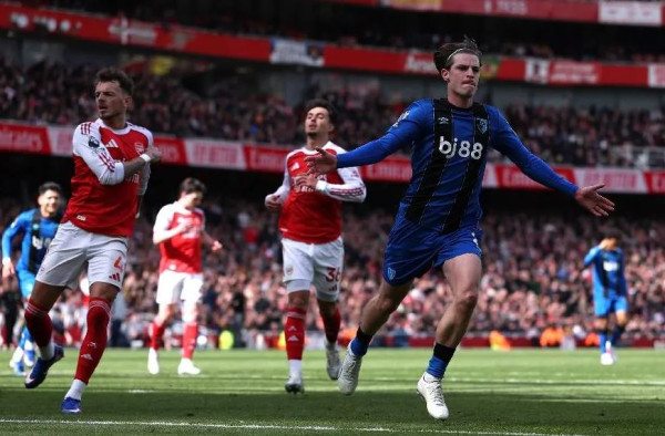 Arsenal pëson humbje ndaj Bournemouth  City rikthehet në garën për titull