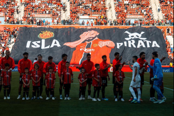 Spektakël në tribunat e stadiumit për nder të Muriqit