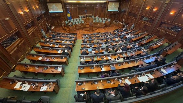 Kuvendi mban një minutë heshtje për akademik Rexhep Qosjen