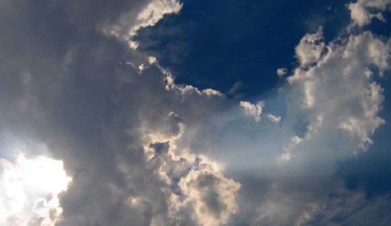 Moti sot me diell dhe vranësira