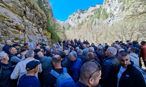 Protestohet në Çakorr për hapjen e kufirit me Malin e Zi