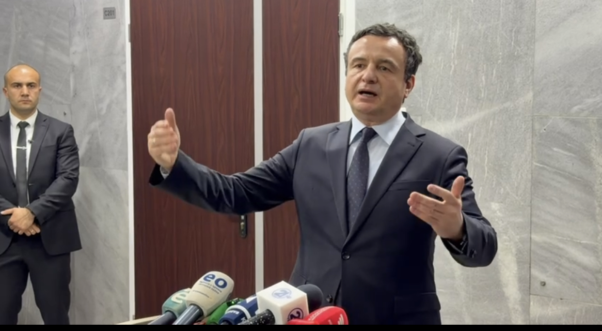 Kurti në dy konferenca brenda ditës  iu shmang disa pyetjeve të gazetarëve