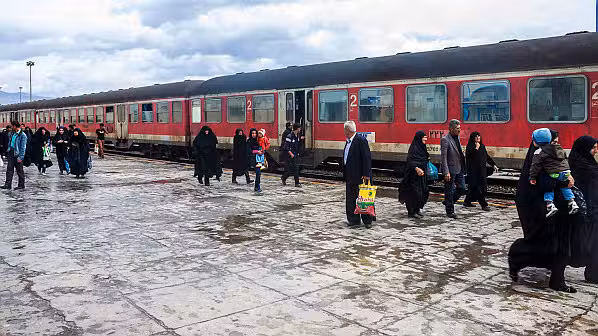 izraeli-iu-kerkon-iranianeve-qe-te-mos-e-perdorin-trenin-sot-dhe-te-qendrojne-larg-hekurudhave