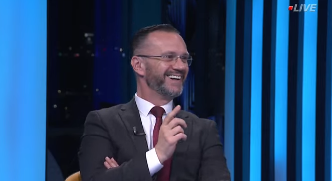  Aman zot  zgjat këso vakti   Kasapolli  Kurti sot është kryeministër  president  kryeprokuror 