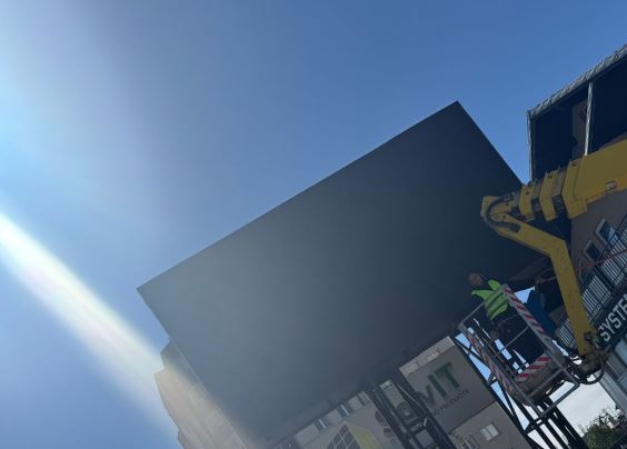 Fillon largimi i ekraneve të vendosura pa leje në Prishtinë