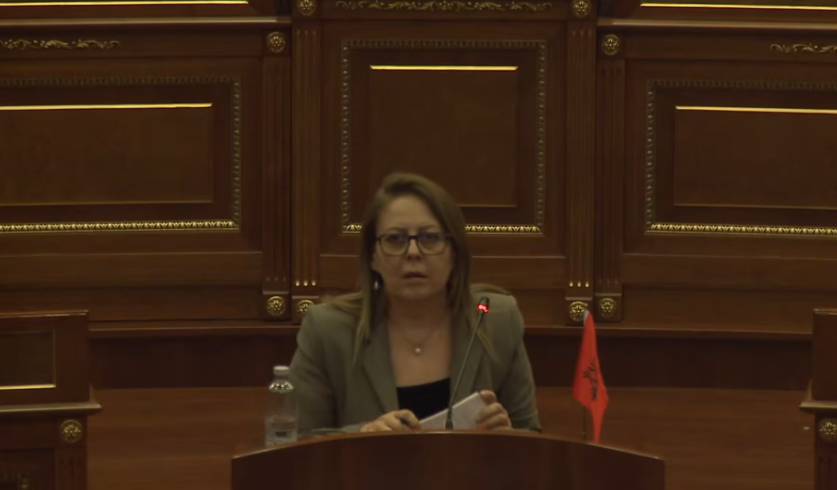 bajrami-ia-merr-vv-se-flamurin-kombetar-e-vendos-ne-foltore-te-kuvendit