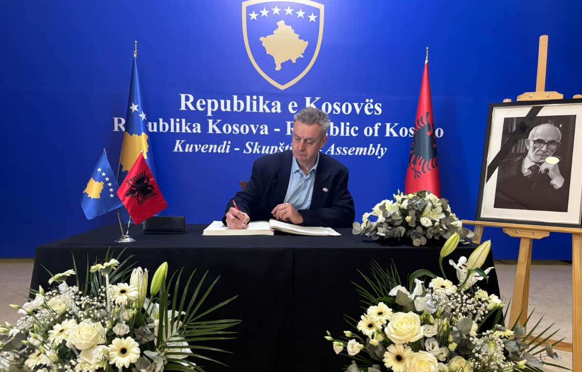 Ambasadori britanik  Rexhep Qosja  figurë e madhe e historisë dhe një shkrimtar i madh