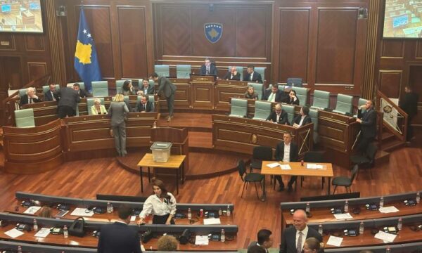 Albulena Haxhiu ndërpret seancën  njofton vazhdimin e saj për nesër në ora 10 00