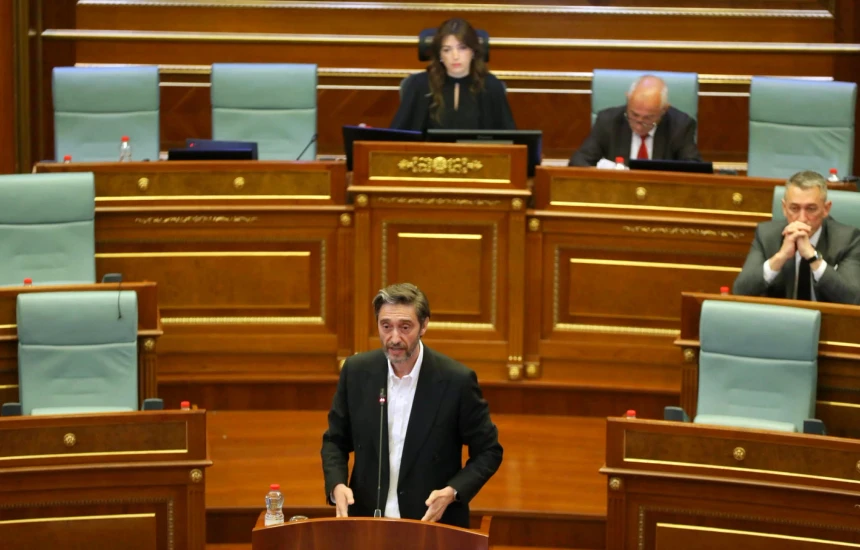 Ismaili thotë se Kurti s e çan kokën për varfërinë