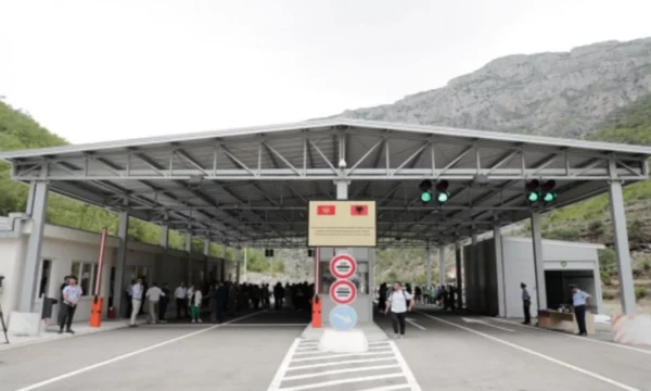 nga-neser-deri-te-premten-dogana-e-shqiperise-kufizon-qarkullimin-e-kamioneve-drejt-malit-te-zi-serbise-e-bosnjes