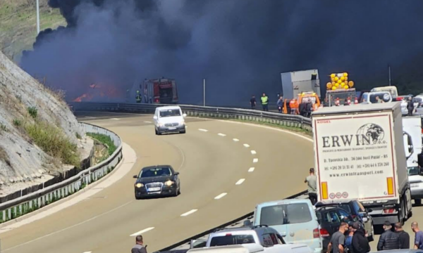 Digjet një kamion në autostradën  Ibrahim Rugova   Policia jep detaje