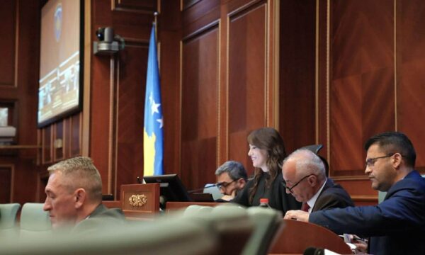 Haxhiu thërret opozitën në seancë  Janë nëpër zyre  le të lëshohen poshtë