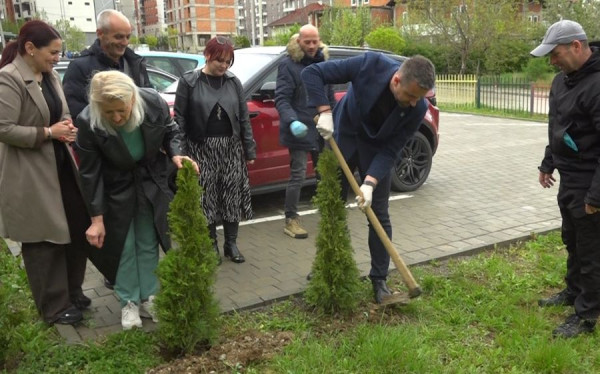 Nxënësit e shkollës  Pavarësia  në aksion  pastruan hapësirën shkollore