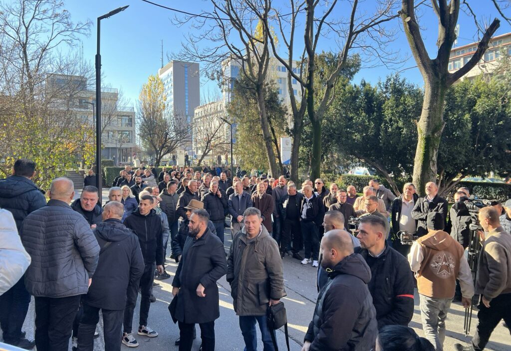 Punëtorët e Trafikut Urban protestojnë për 1 Maj