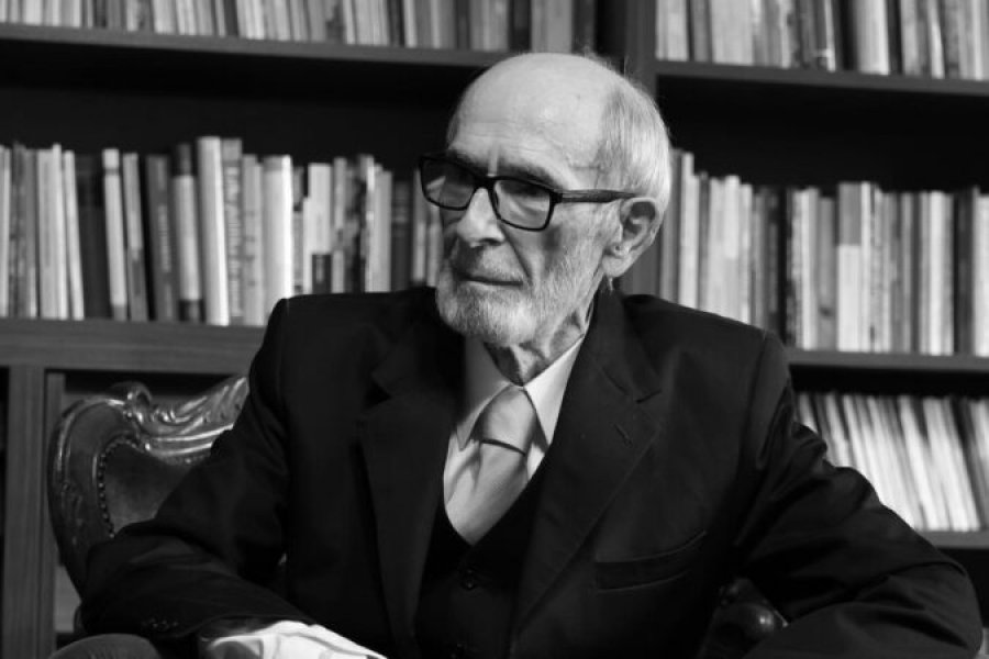  Dua të varrosem pa ritual fetar  e pa prani zyrtare   publikohet letra me amanetet që kishte lënë Rexhep Qosja