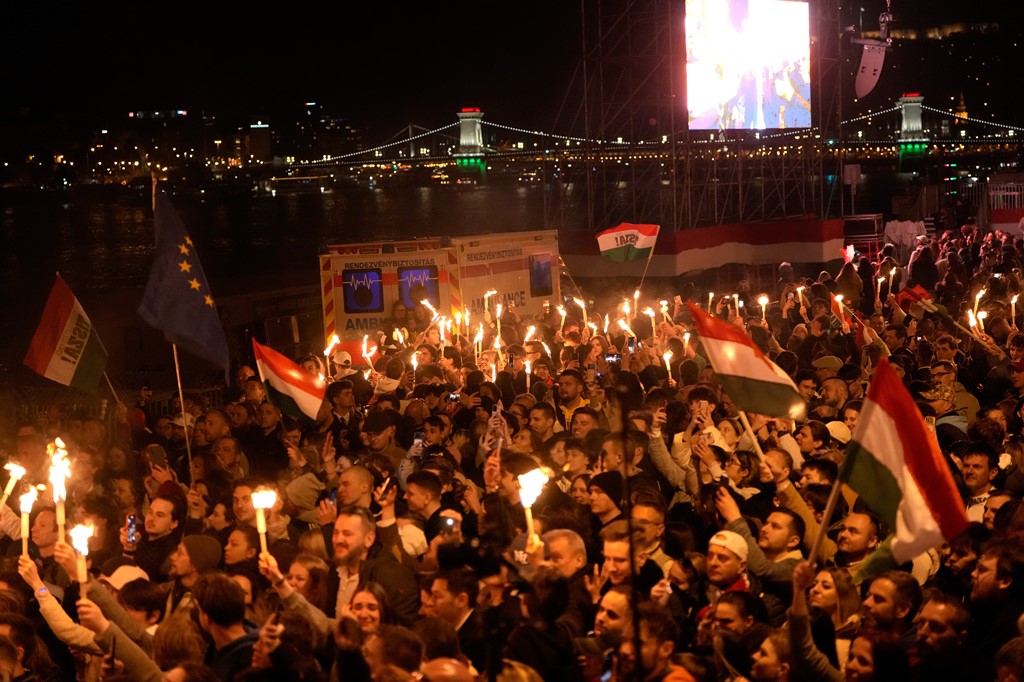  Rusë shkoni në shtëpi    Turma brohorit ndërsa fituesi i zgjedhjeve shpall  kthimin e Hungarisë në Evropë 