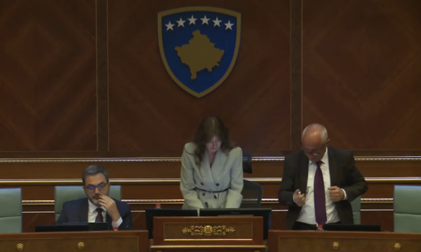 Kuvendi miraton emërimin e drejtorëve në Bordin e AKP së  Haxhiu  Shihemi pas pak në seancën për Presidentin