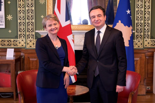 Kurti takim me sekretaren e Jashtme britanike  Për marrëveshje me Serbinë me njohje të ndërsjellë