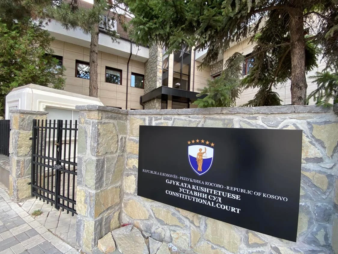 komunat-do-ta-cojne-ne-kushtetuese-rregulloren-e-qeverise-per-pranimin-ne-sherbimin-civil