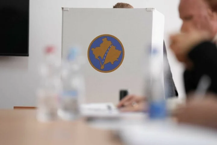 Pas tenderit për shtypjen e fletëvotimeve  KQZ anulon edhe atë për kabina të votimit   oferta e vetme tejkalon buxhetin